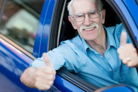 Personne âgée qui donne sa voiture : Comment ça se passe ?