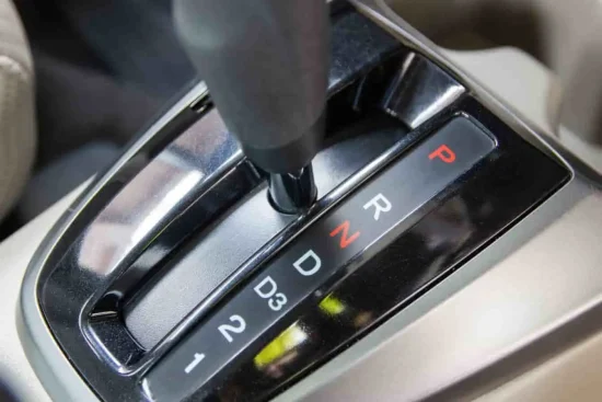 Voiture qui tremble au point mort : découvrez les causes et solutions possibles