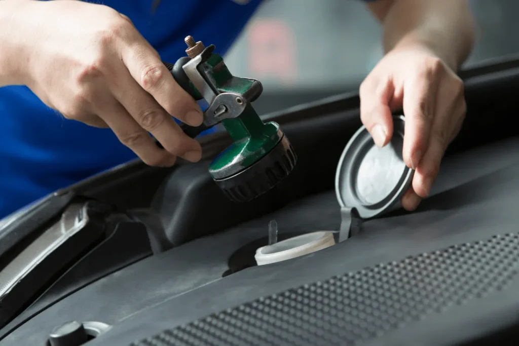 Du liquide de refroidissement verssé dans un moteur 