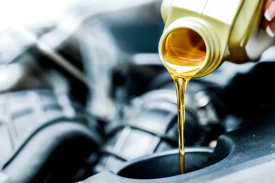 Voiture qui consomme de l&rsquo;huile sans fuite : comment résoudre ce problème ?
