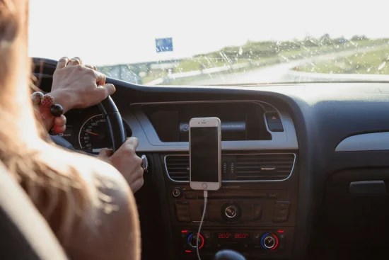 Conduire torse nu : une liberté freinée par le code de la route et les risques