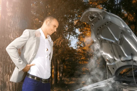 Fumée et vapeurs provenant du compartiment moteur : que faire si votre voiture fume ?