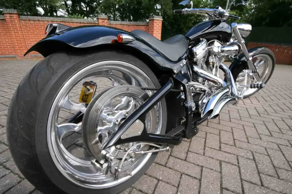 Moto d’occasion avec pneu arrière large et chrome brillant, parfaite pour débuter avec une machine stylée et robuste.