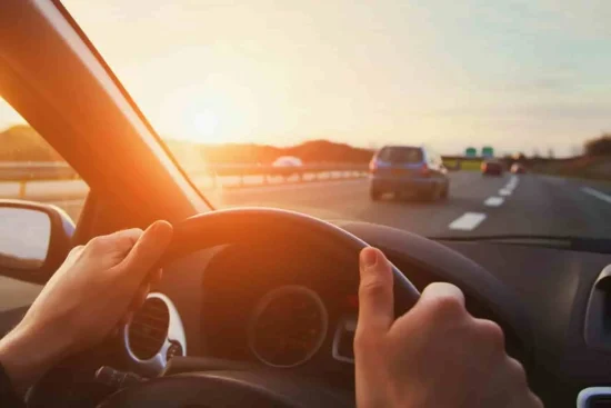Vibrations du volant en roulant : causes, dangers et solutions