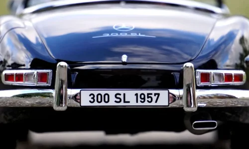 Vue arrière d’une Mercedes 300 SL avec plaque 300 SL 1957, exemple de plaque personnalisée sur véhicule de collection