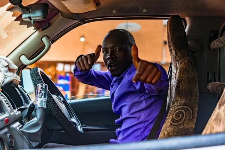 Scène intérieure d’un véhicule utilitaire avec conducteur