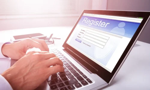 Personne tapant sur clavier d’ordinateur affichant formulaire d’inscription, image illustrant annuler une carte grise en ligne via démarche numérique sécurisée.