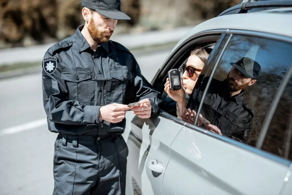 Policier tenant un permis pendant un test d’alcoolémie