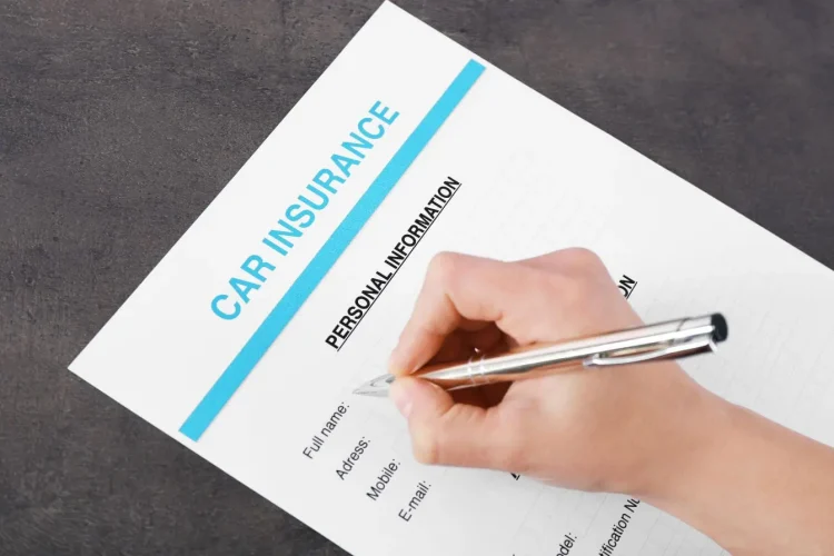 Personne remplissant un formulaire d’assurance auto