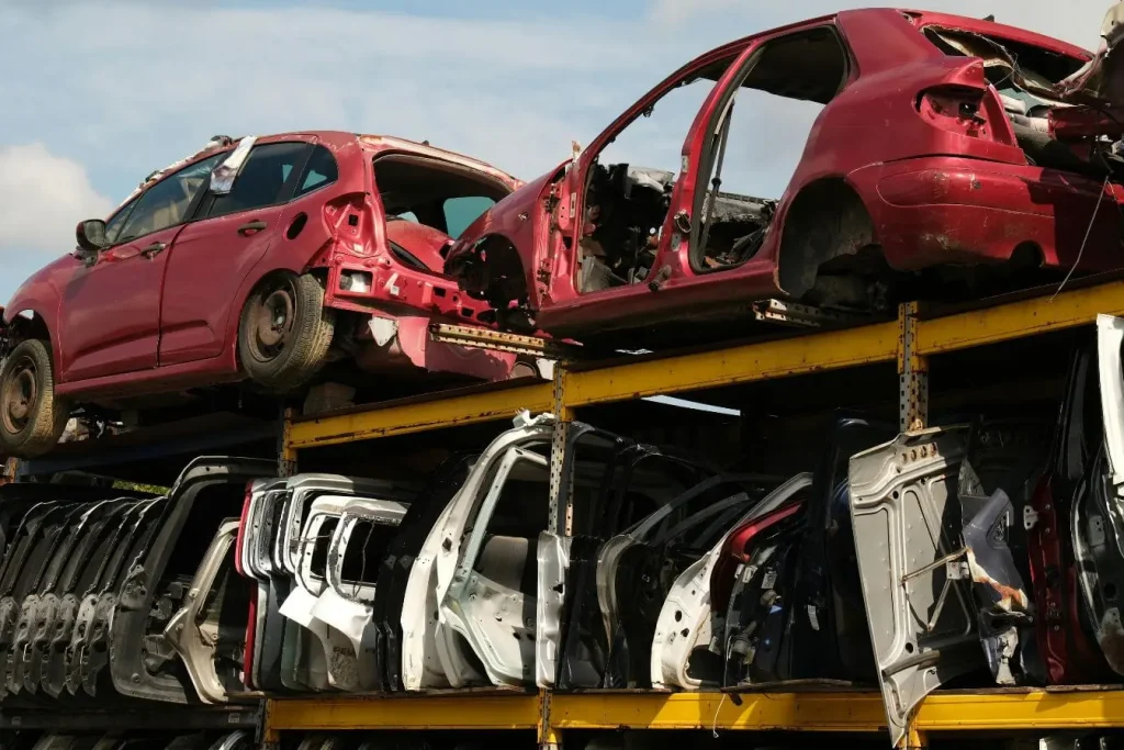 Alignement de portières de voitures d'occasion stockées dans un centre VHU pour illustrer le processus de prime à la casse et de recyclage automobile