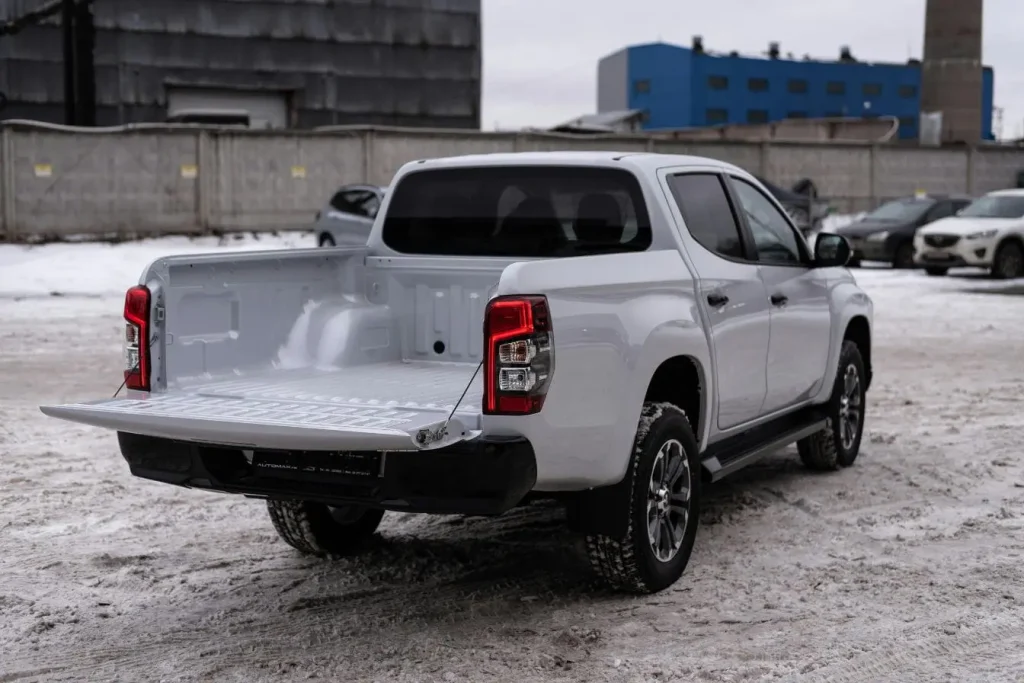 Pick-up argenté garé sur neige illustrant la voiture de société et l’avantage en nature lié à la mise à disposition d’un véhicule utilitaire moderne.