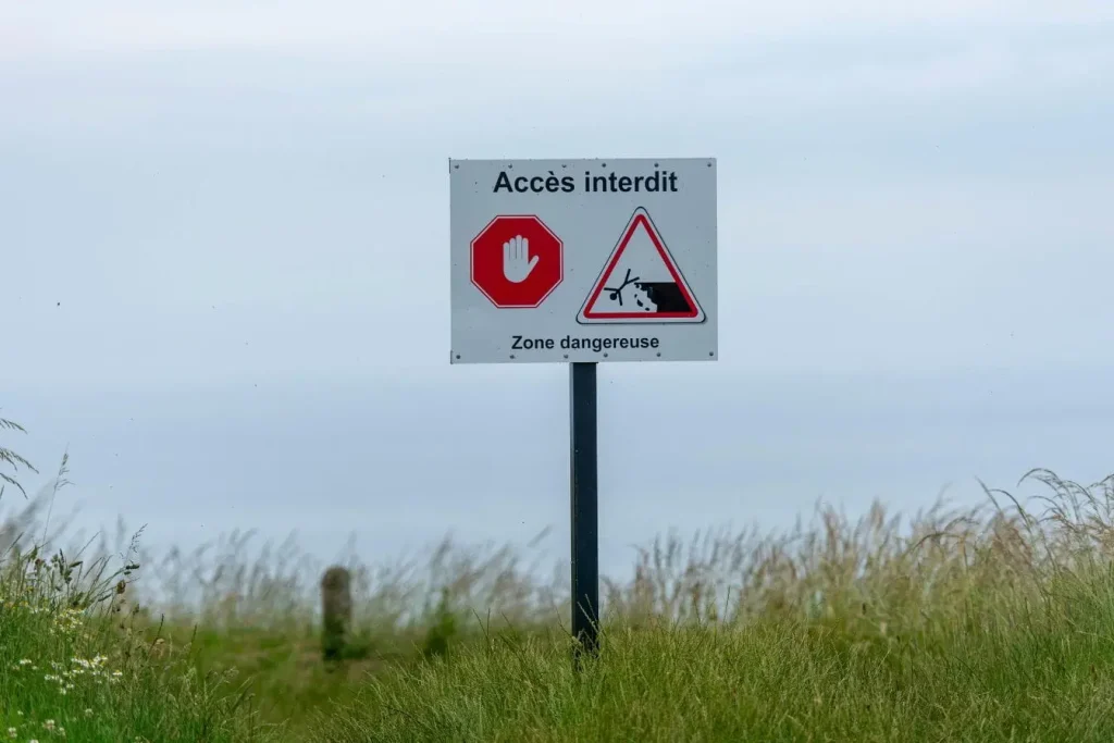 Panneau d’interdiction et avertissement chute, symbole des panneaux de signalisation indiquant accès interdit et danger.