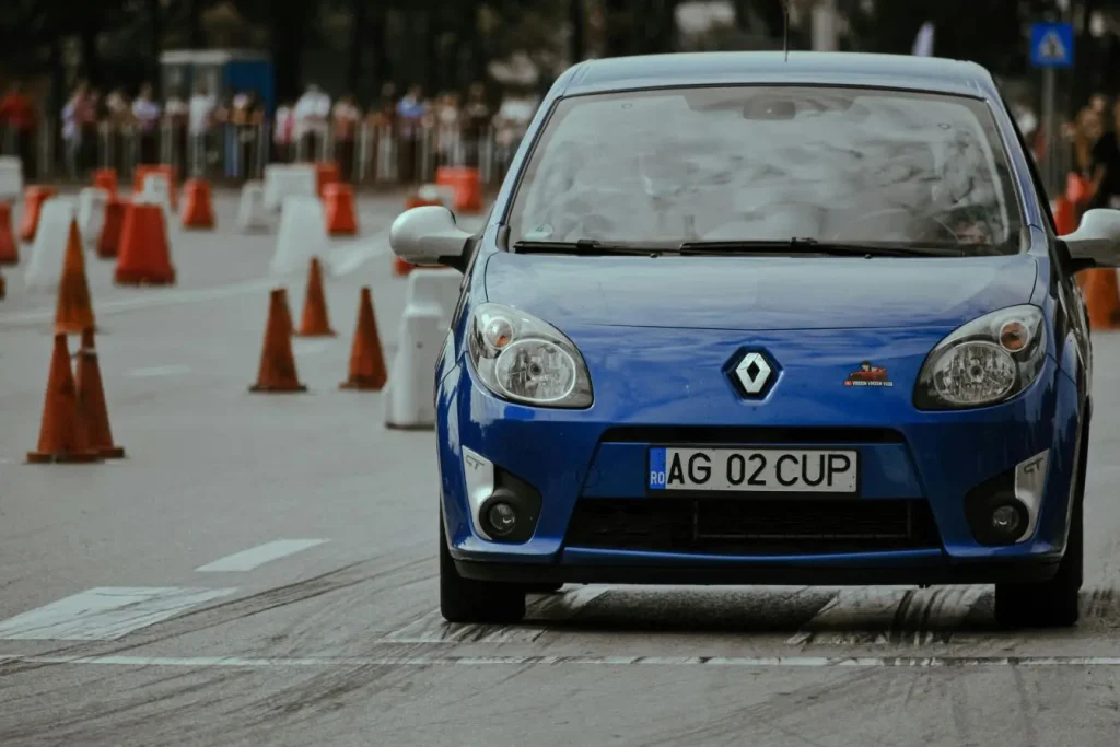 Automobile en mouvement sur piste balisée, symbole des tests pratiques liés au permis de conduire international.