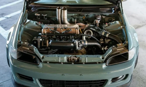 Gros plan sur moteur modifié avec turbo visible, illustrant le fonctionnement du turbo qui compresse l’air pour augmenter puissance et performance.