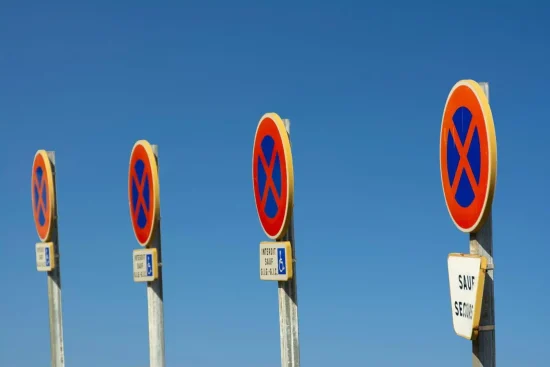 Signification des panneaux de signalisation peu connus : décryptage des symboles rares
