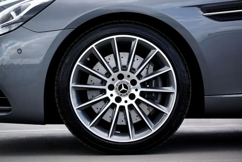 Gros plan sur roue argentée AMG avec pneu, image d’un système Run Flat qui assure mobilité même dégonflé.
