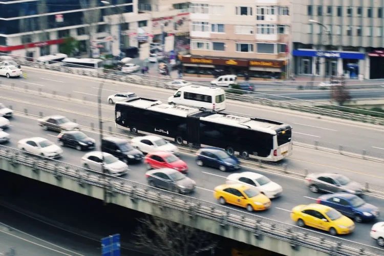 Vue aérienne d’une route urbaine avec voitures et taxis, image illustrant le convoyage de voiture et la circulation organisée en milieu citadin.