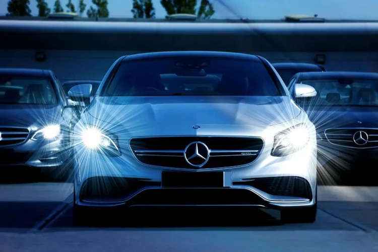 Trois voitures argentées alignées avec phares allumés, image illustrant la fiabilité et la protection offertes par la garantie constructeur automobile.