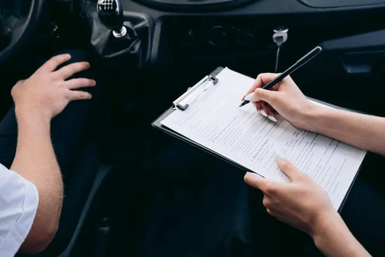 Comment déclarer un sinistre auprès de son assurance auto ? Guide et étapes clés