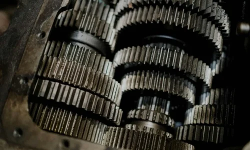 Gros plan sur engrenages reflétant la précision mécanique du différentiel permettant aux roues de tourner à des vitesses différentes.