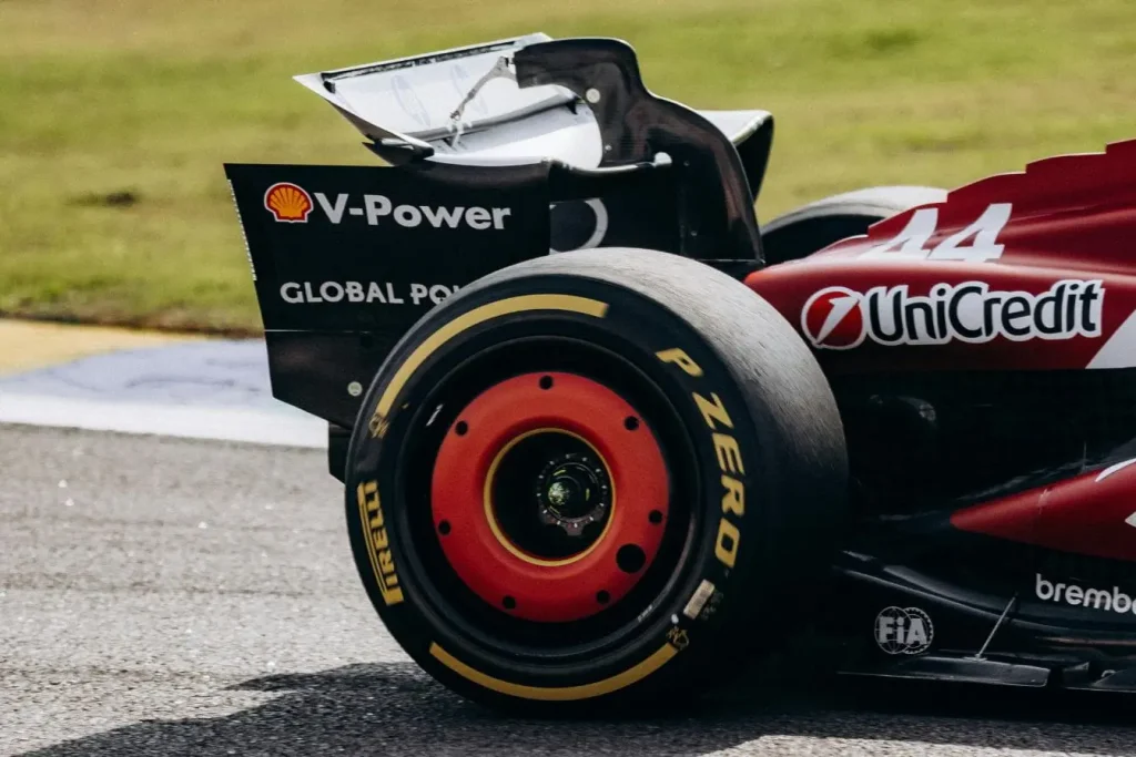 Gros plan sur roue arrière de voiture de course avec pneu Pirelli slick, image illustrant l’indice de vitesse de pneu et ses performances en compétition.