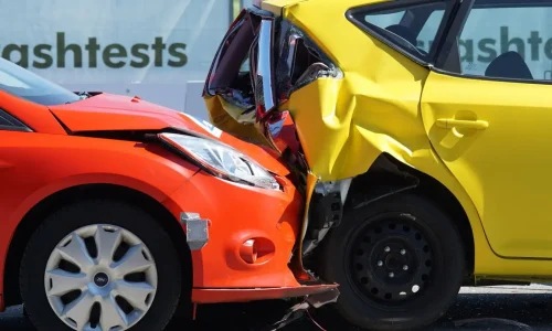 Collision simulée entre deux voitures, symbole des critères nécessaires pour bénéficier d’un véhicule de remplacement après sinistre.