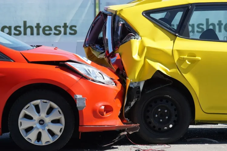 Collision simulée entre deux voitures, symbole des critères nécessaires pour bénéficier d’un véhicule de remplacement après sinistre.