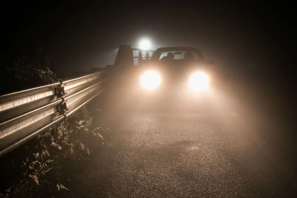 Véhicule avance dans brouillard dense, symbole de l’importance des feux antibrouillard