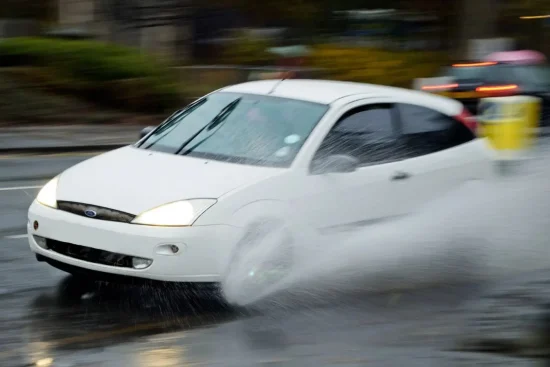 Aquaplaning : comment réagir en cas de perte d&rsquo;adhérence et comment l&rsquo;éviter ?