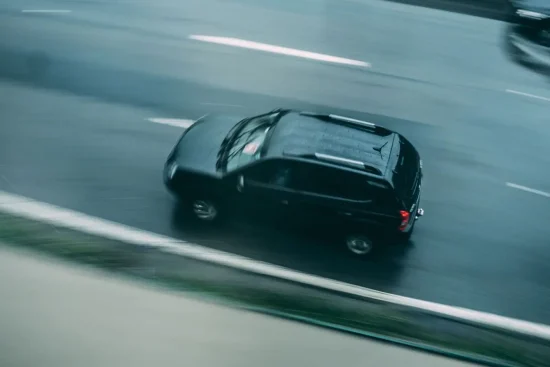 Vitesse en agglomération : quelle est la règle par défaut quand aucun panneau n&rsquo;est visible ?