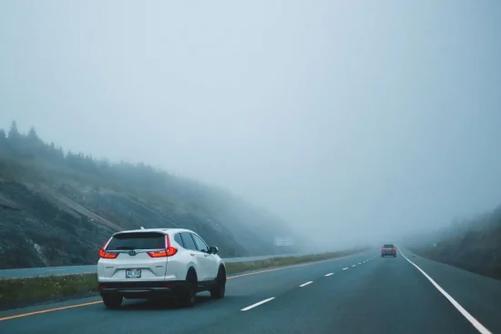 Conduite par temps de brouillard : règles de sécurité et conseils pratiques