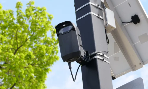 Dispositif de surveillance routière sur poteau, reflet des différences entre radar pédagogique et radar fixe.