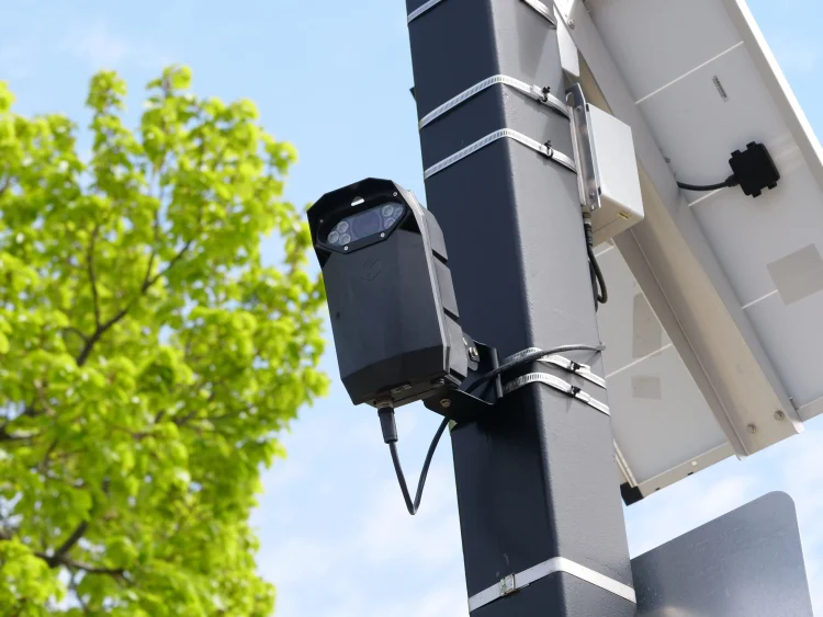 Dispositif de surveillance routière sur poteau, reflet des différences entre radar pédagogique et radar fixe.