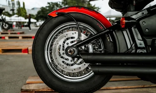 Roue arrière de moto avec disque de frein ventilé, image qui illustre la sécurité apportée par l’ABS moto.