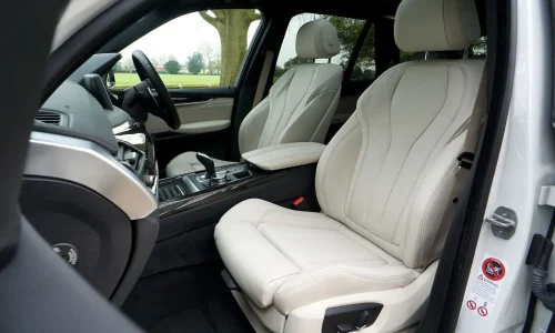 Habitacle spacieux avec console centrale brillante et volant, image claire des dangers d’une odeur d’essence persistante.