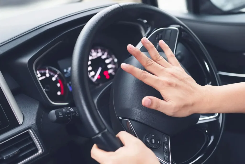 Vue rapprochée d’un volant noir avec boutons intégrés, reflet de l’expérience offerte par une voiture de démonstration.
