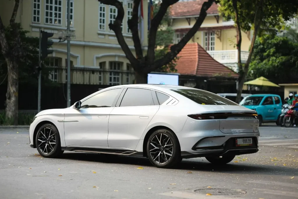 Voiture électrique au design épuré, image qui traduit l’importance de comprendre l’impact réel de la recharge rapide DC.