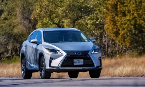 Vue frontale d’un SUV argenté en mouvement, image qui reflète le style d’une voiture de démonstration.