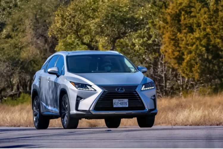 Vue frontale d’un SUV argenté en mouvement, image qui reflète le style d’une voiture de démonstration.