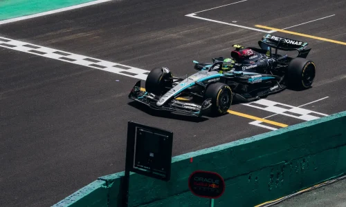Monoplace argentée et noire avec logos Petronas et Ineos, image claire illustrant l’écurie la plus titrée de la Formule 1.