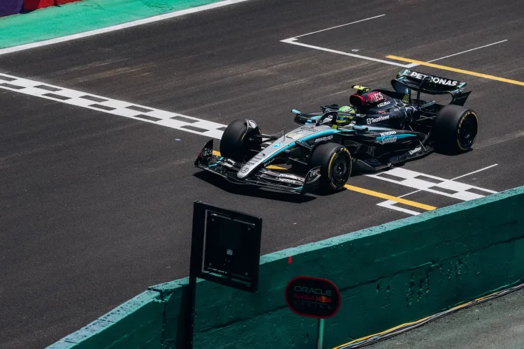 Monoplace argentée et noire avec logos Petronas et Ineos, image claire illustrant l’écurie la plus titrée de la Formule 1.