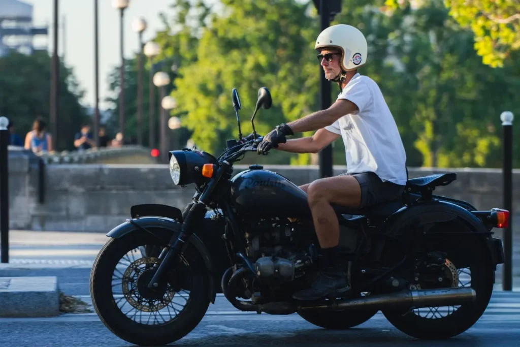 Moto vintage avec phare rond et moteur visible, image claire illustrant les symptômes d’un embrayage défaillant.