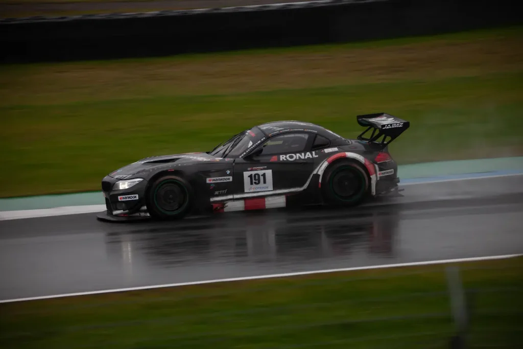 Voiture sportive équipée d’aileron et splitter, illustration du record du tour au Nürburgring.