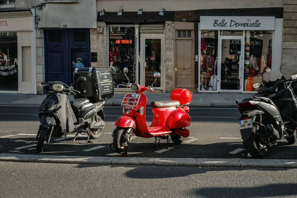 Scène de rue avec scooters noirs et rouge, illustration typique du tarif d’une assurance scooter 125.
