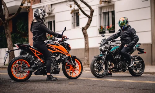 Deux motards arrêtés face à face sur route urbaine, image qui illustre la comparaison des plus grosses cylindrées moto disponibles.
