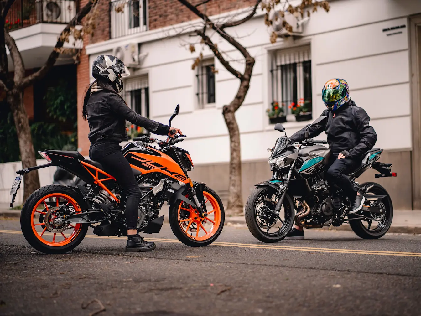 Deux motards arrêtés face à face sur route urbaine, reflet des contrastes entre endurance moto et vitesse moto.