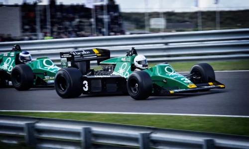 Deux voitures de course vintage sur piste, illustration du classement des pilotes de F1 et de la fin de saison.