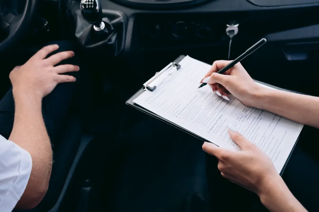 Gros plan sur clipboard avec document officiel, image claire illustrant les procédures de remboursement après accident.