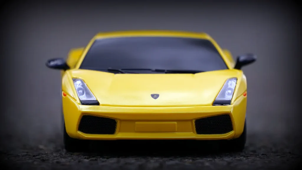 Gros plan sur Lamborghini jaune avec phares acérés, reflet de la voiture la plus vendue en France en 2025.