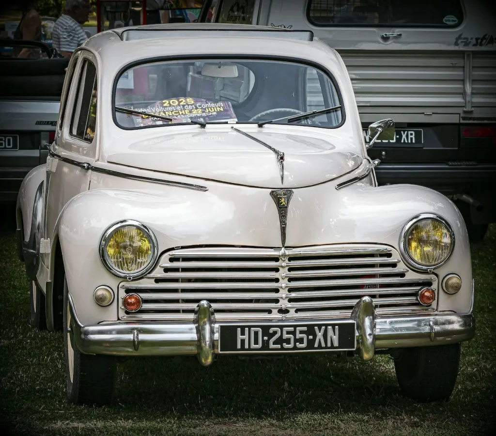Voiture vintage française avec pare-chocs chromés, reflet des coûts d’assurance pour modèles historiques.